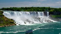 Die amerikanischen Wasserfälle in den Niagarafällen auf Augenhöhe des Niagaraflusses