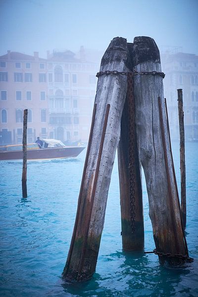 Kanal Grande Venedig im Nebel von Karel Ham