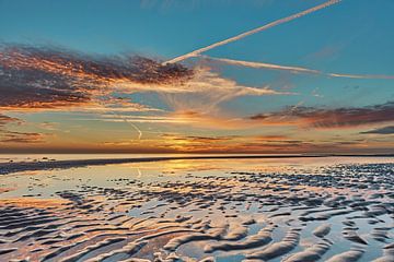 Wolken über der Nordsee mit einem Sonnenuntergang von eric van der eijk