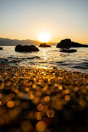 ein funkelnder Strand am Meer zum Sonnenaufgang von Leo Schindzielorz