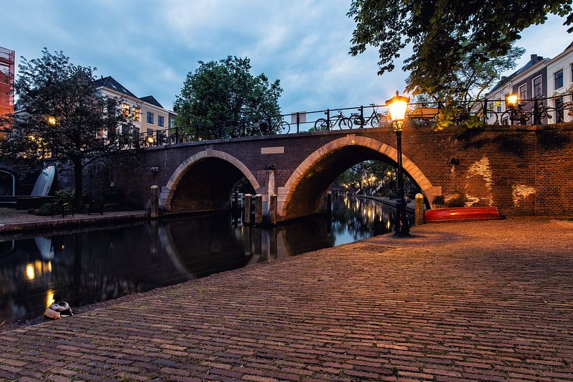 De Vollersbrug in Utrecht over de Oudegracht in de avond (kleur) van André Blom Fotografie Utrecht