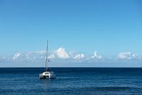 Catamaran op zee