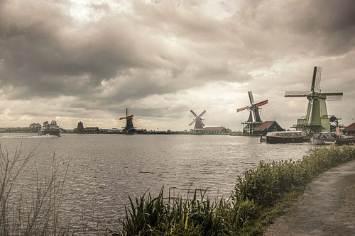 Bewakers van het water – Windmolens van de Zaanse Schans van Pix-Art by Naomi.k