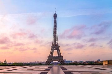 Eiffeltoren bij zonsopgang