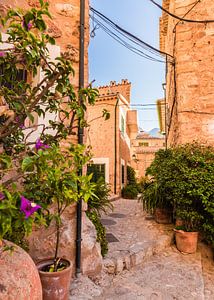 Kleine Gasse in dem schönen alten Dorf Fornalutx auf Mallorca