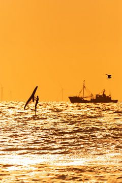 Vissersboot en kitesurfer op de Noordzee van Yanuschka Fotografie | Noordwijk