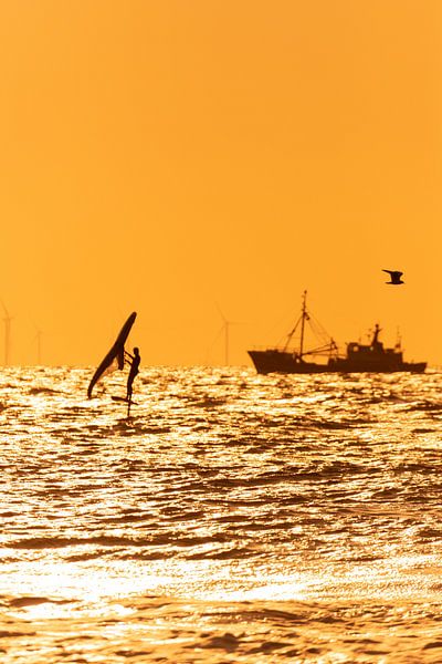 Fischerboot und Kitesurfer auf der Nordsee von Yanuschka | Fotografie Noordwijk