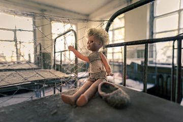 Pop in slaapzaal met stapelbedden in verlaten kleuterschool van Tsjernobyl van Robert Ruidl