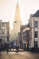 De brugstraat en der Aa-kerk in gouden ochtendmist (A Kerk in de Stad Groningen Aakerk))