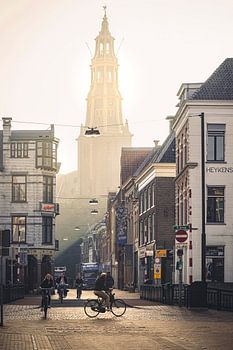 Die Brugstraat und die Aa-kerk im goldenen Morgennebel (A Kerk in der Stadt Groningen Aakerk).