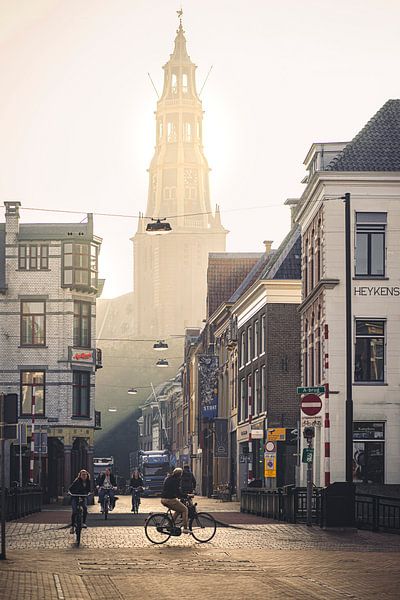 De brugstraat en der Aa-kerk in gouden ochtendmist (A Kerk in de Stad Groningen Aakerk)) van Hessel de Jong