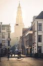De brugstraat en der Aa-kerk in gouden ochtendmist (A Kerk in de Stad Groningen Aakerk)) van Hessel de Jong thumbnail