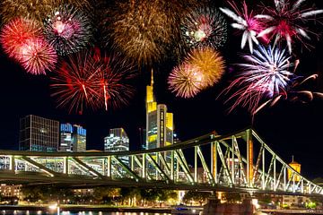 Vuurwerk boven de skyline van Frankfurt bij nacht van ManfredFotos