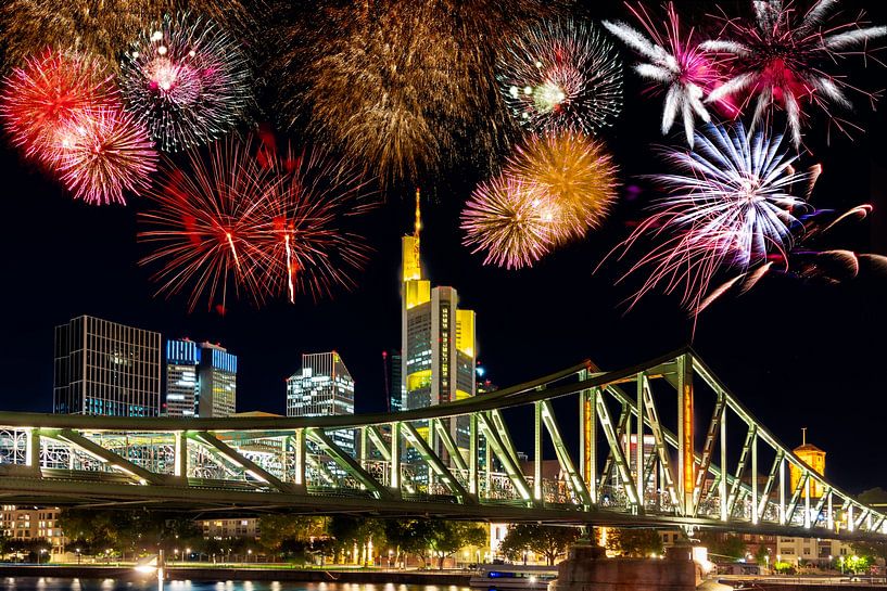 Feuerwerk über der Skyline von Frankfurt bei Nacht von ManfredFotos