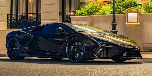 De Lamborghini Revuelto in Monaco bij avond