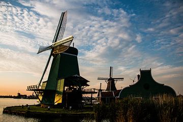 Zaanse Old Dutch Mill avec une belle couverture nuageuse sur Johan Veenstra