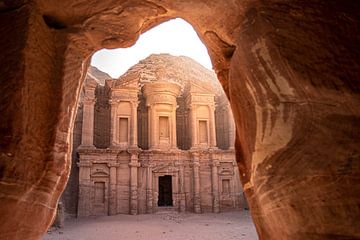 Vue sur le monastère de Petra, Jordanie sur Nikkie den Dekker | photographe de voyages et de style de vie