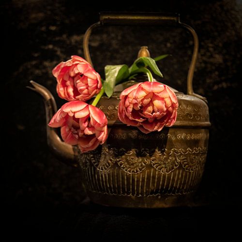 Vieille bouilloire avec tulipes rouges