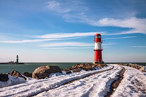Mole an der Ostseeküste in Warnemünde im Winter