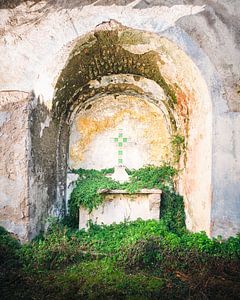 Verlassene Kirche im Verfall.