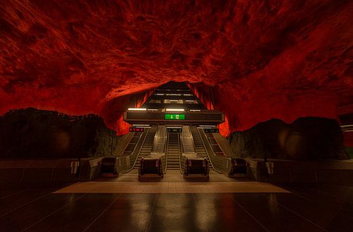 Stockholm U-Bahnstation rot schwarz von Wouter Putter Rawbirdphotos