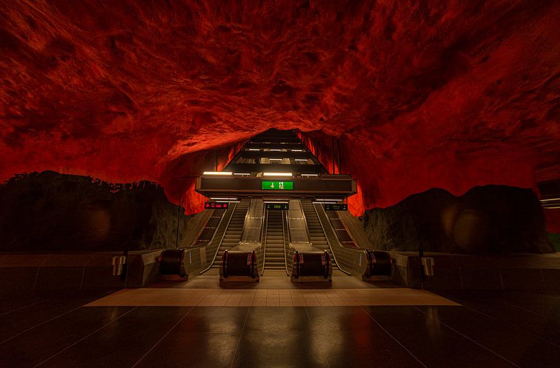 Stockholm U-Bahnstation rot schwarz von Wouter Putter Rawbirdphotos von Rawbird Photo's Wouter Putter