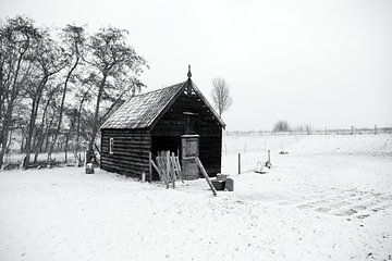 Winterlandschap met schuur in zwart wit van W J Kok
