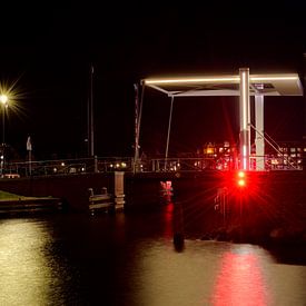 Een verlichte brug in Harderwijk van Gerard de Zwaan