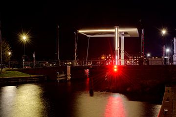 Een verlichte brug in Harderwijk