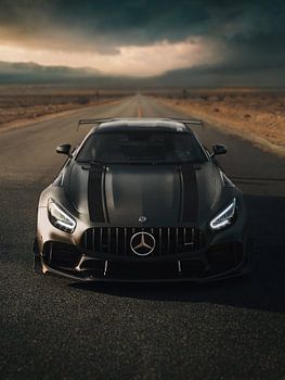 Mattschwarzer Mercedes-AMG GT auf offener Straße