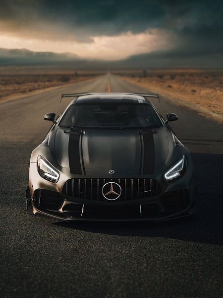 Mattschwarzer Mercedes-AMG GT auf offener Straße von John Dan