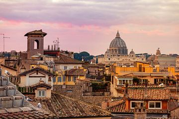 Roze zonsondergang gloed over de daken in Rome - Italië van Michiel Ton