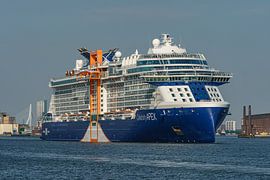 De Celebrity APEX verlaat de haven van Rotterdam. van Jaap van den Berg