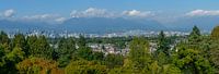 Panoramisch uitzicht op Vancouver met bergen en wolken op de achtergrond