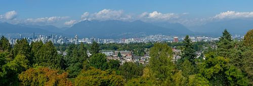 Panoramaaufnahme von Vancouver mit Bergen und Wolken im Hintergrund