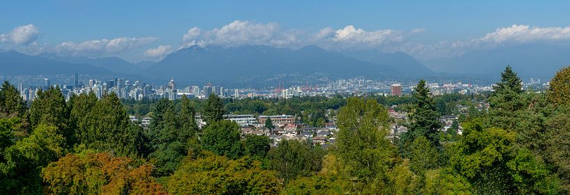 Panoramaaufnahme von Vancouver mit Bergen und Wolken im Hintergrund von Hans-Heinrich Runge