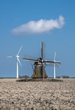 Historische windmolen geflankeerd door twee modernere types