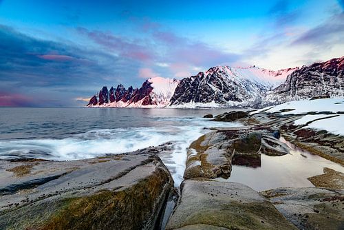 Zonsondergang over het Okshornan gebergte op het Senja eiland in Noorwegen