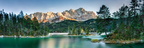 Eibsee bij Garmisch Partenkirchen in de Alpen met het Zugspitze massief. van Voss fotografie
