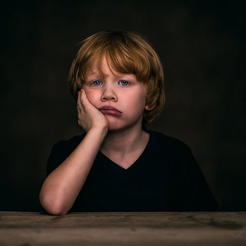 Kleiner Junge, gelangweilt