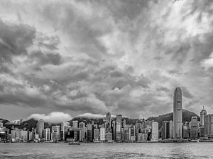 Bewolkte Hong Kong Skyline van Marcel Samson