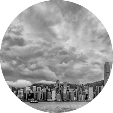 Bewolkte Hong Kong Skyline van Marcel Samson
