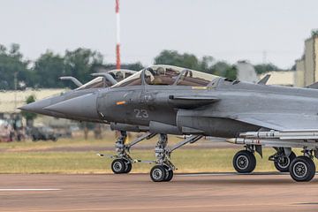 Twee Franse Rafale Marine gevechtsvliegtuigen. van Jaap van den Berg