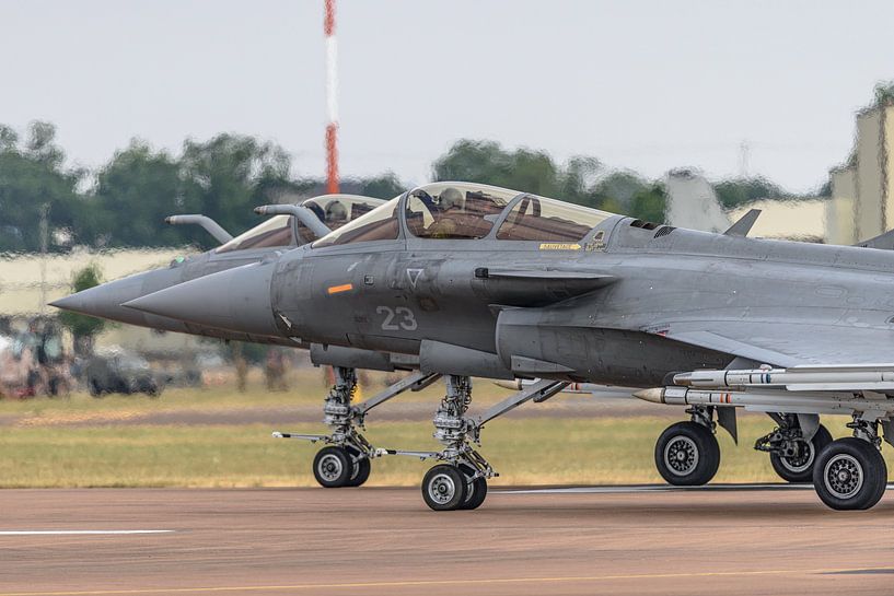 Deux avions de combat français Rafale Marine. par Jaap van den Berg