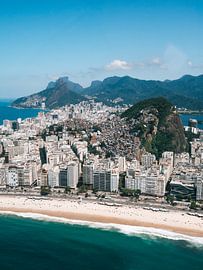Vue sur la plage et la favela de Copacabana à Rio de Janeiro depuis un hélicoptère sur Michiel Dros