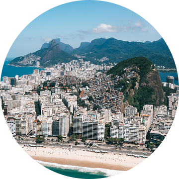 Uitzicht over Copacabana strand en favela in Rio de Janeiro vanuit helicopter van Michiel Dros