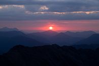 Roze zonsondergang gezien vanaf bergtop in de Alpen van Hidde Hageman thumbnail