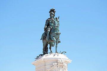 Standbeeld van King Jose op het  Commerce plein (Praca do Comercio) in Lissabon, Portugal van Eye on You