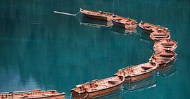 Boten op de Pragser Wildsee (Lago di Braies) van Sidney van den Boogaard