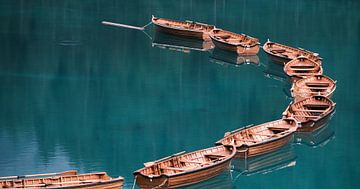 Boten op de Pragser Wildsee (Lago di Braies) van Sidney van den Boogaard